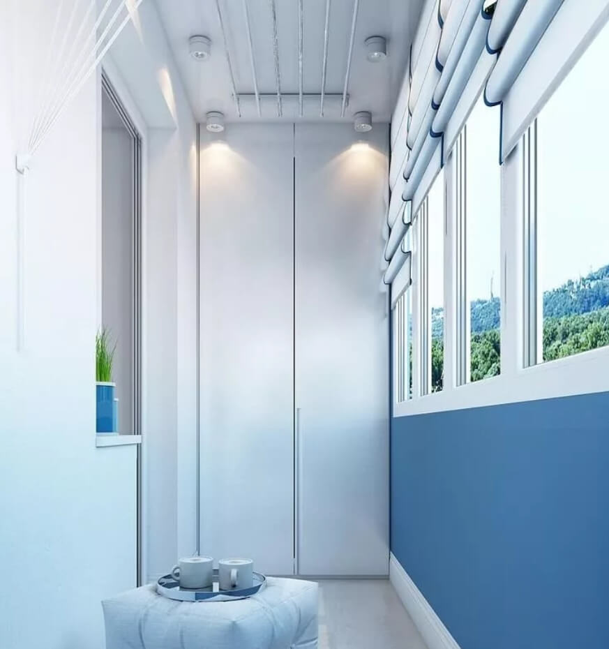 /Встроенный белый глянцевый распашной шкаф №327 на балкон 2-дверный на заказ