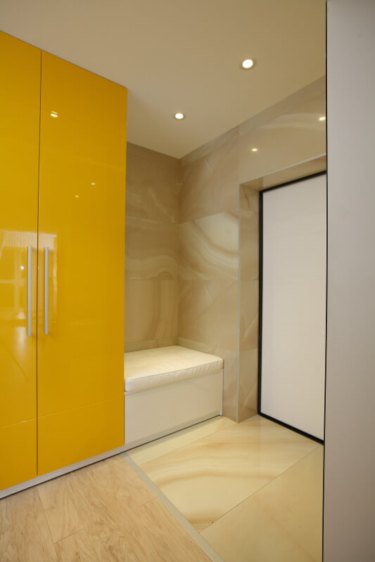/Желтый шкаф в прихожую №256 с глянцевой поверхностью на заказ